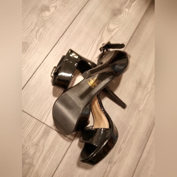 Women's Shoes - Picture 3 of 6